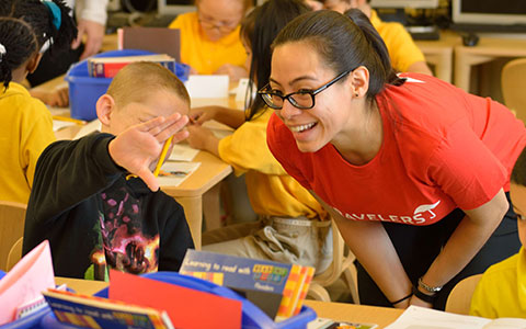 Travelers employee volunteering with Junior Achievement.