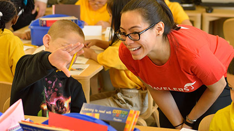 Travelers employee volunteering with Junior Achievement.