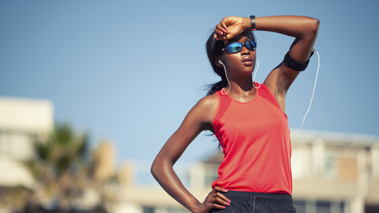 Female taking break after running to help prevent heat stroke.