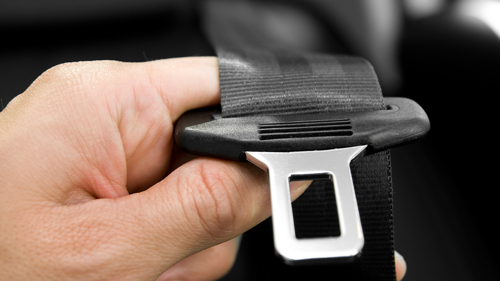 Man holding seatbelt buckle