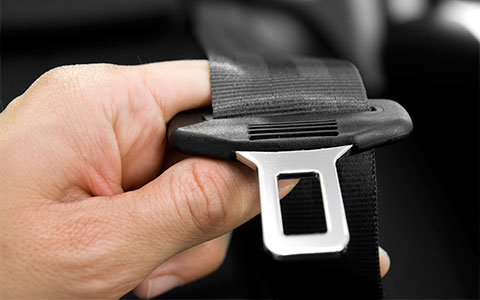 Man holding seat belt buckle