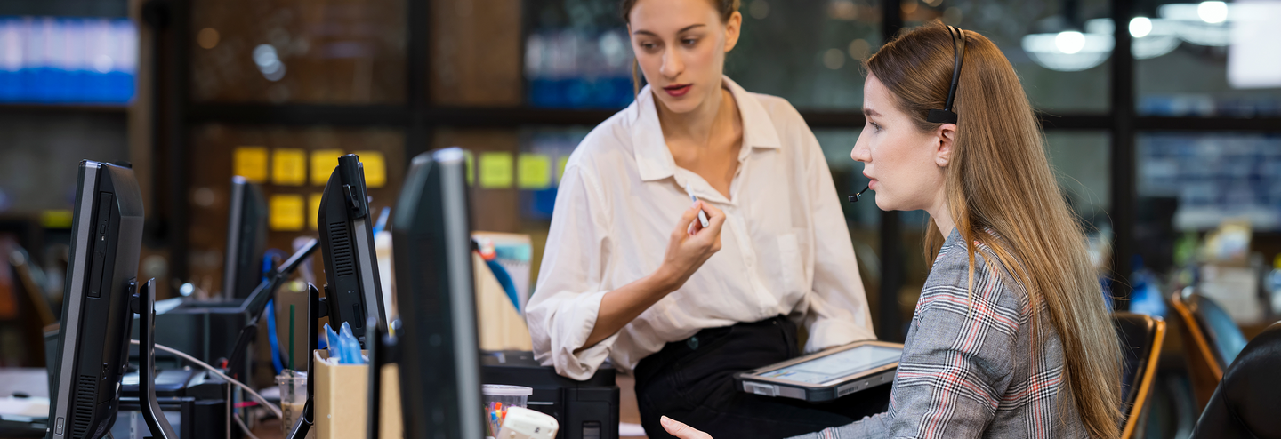 Manager and employee discussion at a desk