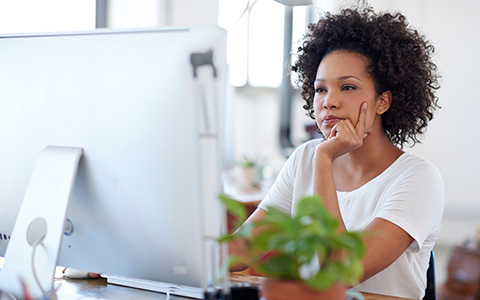 women looking at the computer screen.